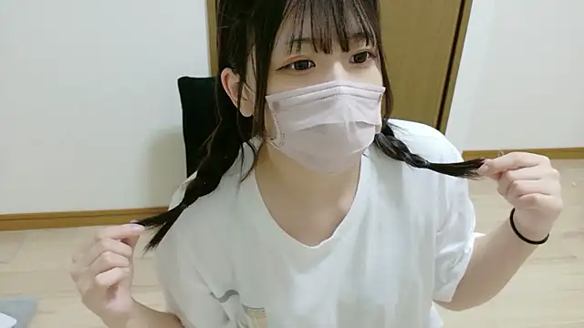 Snapshot of karen-chan chatting on 4, 10, 2025 karen-chan online show from 4, 10, 2025