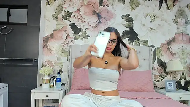 MaddyMay  online show from 4, 11, 2025