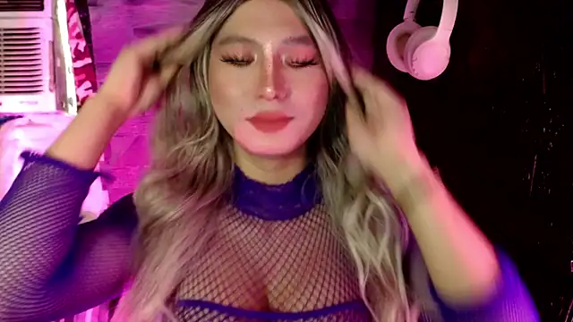 UrhotlucyTS online show from 1, 11, 2025