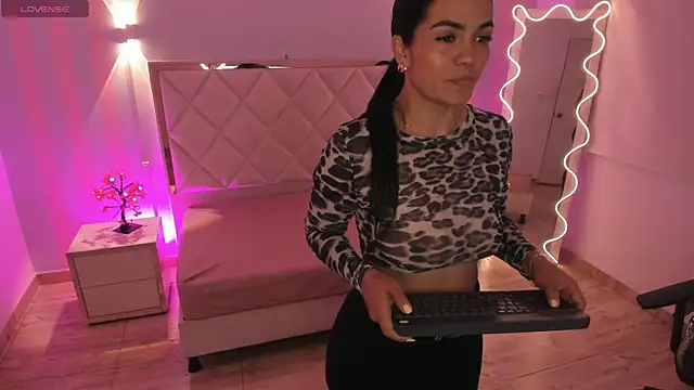 Rosalind tay online show from 4, 4, 2026