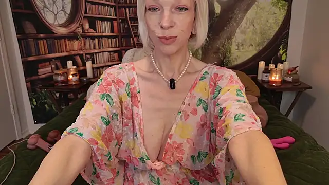 HaileeAtHome online show from 24, 6, 2026
