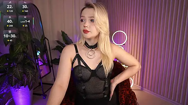 Snapshot of LauraWifeness chatting on 20, 10, 2025 LauraWifeness online show from 20, 10, 2025