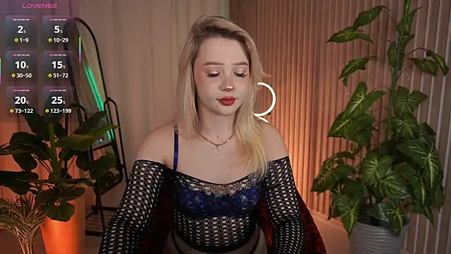 LauraWifeness online show from 6, 11, 2025