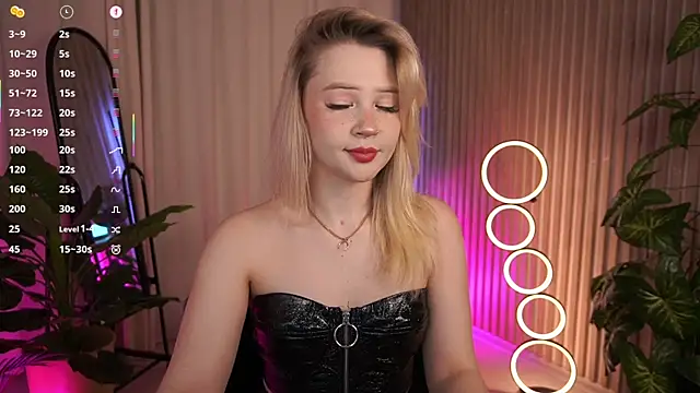 LauraWifeness online show from 14, 12, 2025