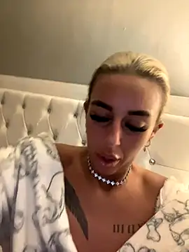 Snapshot of EllieMaeBaby chatting on 11, 11, 2025 EllieMaeBaby online show from 11, 11, 2025