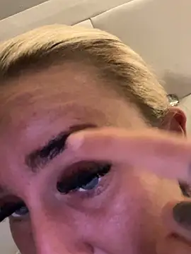 Snapshot of EllieMaeBaby chatting on 14, 11, 2025 EllieMaeBaby online show from 14, 11, 2025