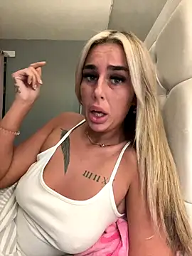 Snapshot of EllieMaeBaby chatting on 14, 12, 2025 EllieMaeBaby online show from 14, 12, 2025