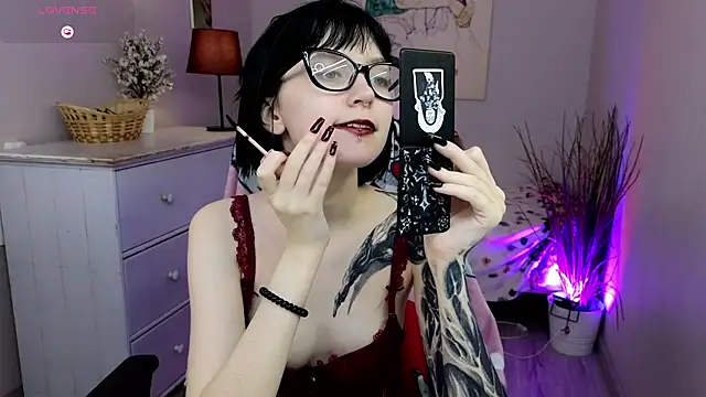 HazelTompson online show from 30, 11, 2025