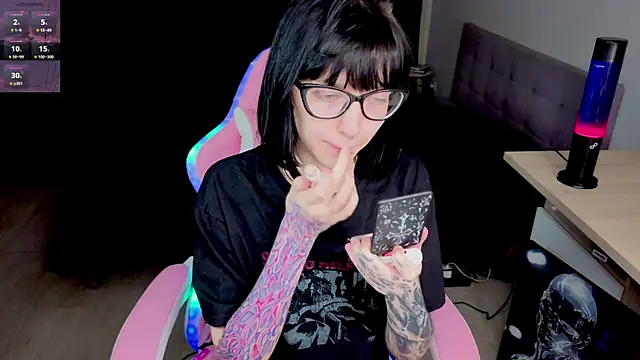 HazelTompson online show from 16, 4, 2026