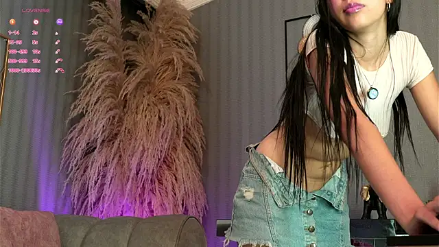 Snapshot of laraa_jeean chatting on 6, 7, 2026 laraa jeean online show from 6, 7, 2026