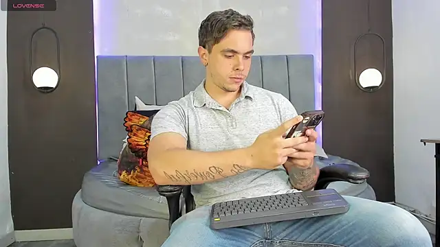 Liam walk  online show from 18, 10, 2025