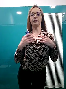 Snapshot of MoonedByEva chatting on 20, 10, 2025 MoonedByEva online show from 20, 10, 2025
