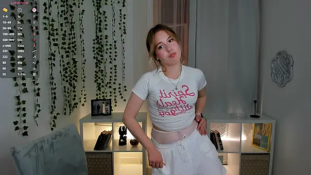 Snapshot of LanaRoselle chatting on 19, 9, 2025 LanaRoselle online show from 19, 9, 2025