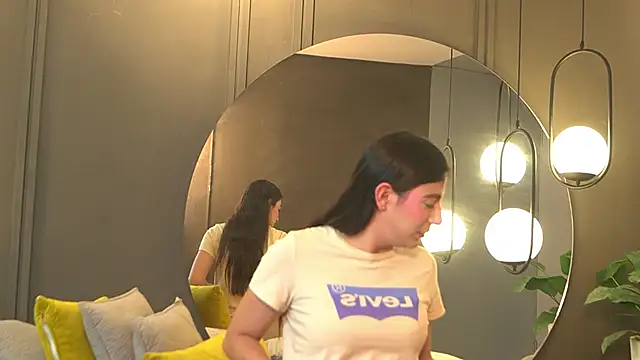 Ariaa Isabell online show from 8, 4, 2026