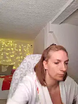 Snapshot of SexyJulia21 chatting on 12, 12, 2024 SexyJulia21 online show from 12, 12, 2024