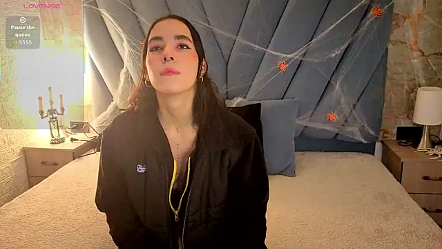 Snapshot of violett__golden chatting on 14, 10, 2025 violett golden online show from 14, 10, 2025