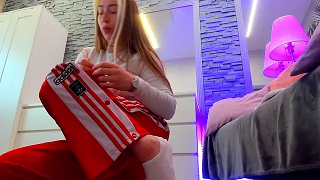 Reina Cummings online show from 9, 4, 2026