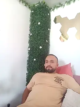 Snapshot of Miguel_SaraPink chatting on 2, 3, 2026 Miguel SaraPink online show from 2, 3, 2026