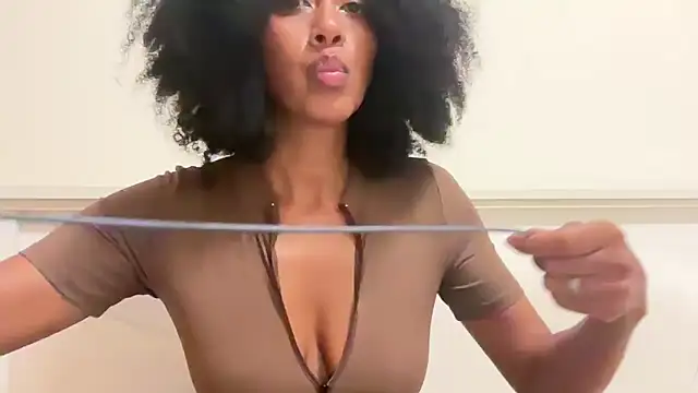 Snapshot of Vaylisse chatting on 2, 11, 2025 Vaylisse online show from 2, 11, 2025