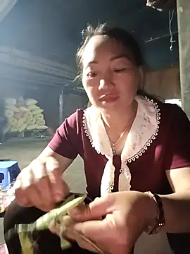 Snapshot of Exembin chatting on 4, 10, 2025 Exembin online show from 4, 10, 2025