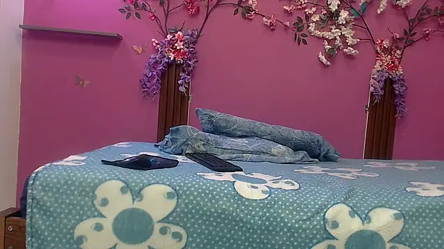 Snapshot of skinnybarbie022 chatting on 19, 9, 2025 skinnybarbie022 online show from 19, 9, 2025