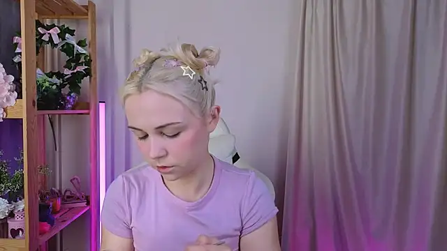 Snapshot of Charlotte_Colinss chatting on 12, 9, 2025 Charlotte Colinss online show from 12, 9, 2025