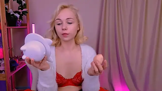 Snapshot of Charlotte_Colinss chatting on 7, 10, 2025 Charlotte Colinss online show from 7, 10, 2025