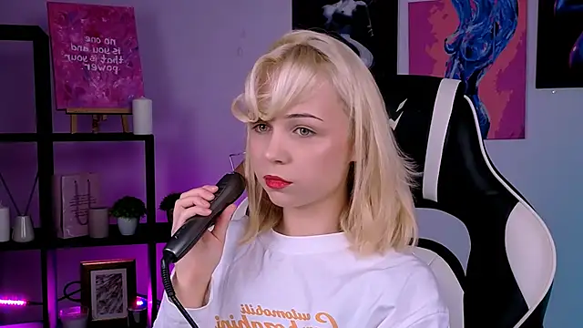 Snapshot of Charlotte_Colinss chatting on 13, 10, 2025 Charlotte Colinss online show from 13, 10, 2025