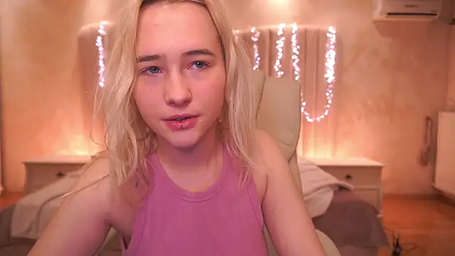 Snapshot of LilElfie chatting on 24, 3, 2026 LilElfie online show from 24, 3, 2026