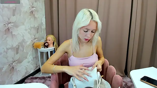 Snapshot of cute_luucy chatting on 10, 10, 2025 cute luucy online show from 10, 10, 2025