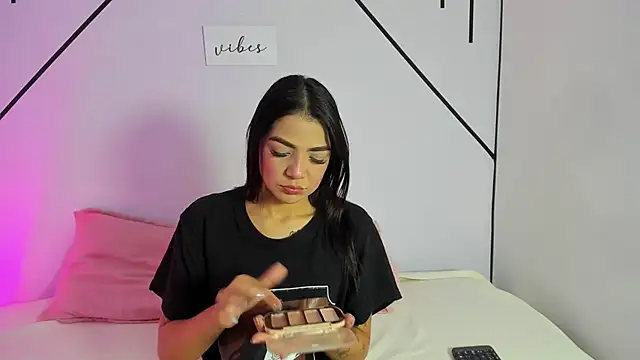 Snapshot of MiahCornell_ chatting on 28, 10, 2025 MiahCornell online show from 28, 10, 2025