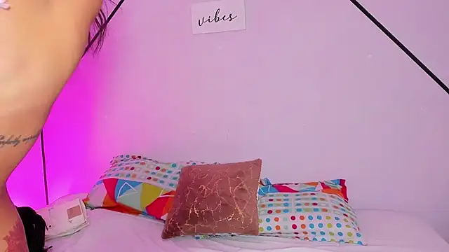 Snapshot of MiahCornell_ chatting on 8, 11, 2025 MiahCornell online show from 8, 11, 2025