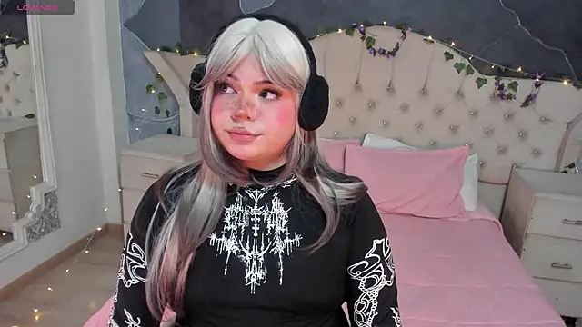 Snapshot of Maxxxine1 chatting on 5, 4, 2026 Maxxxine1 online show from 5, 4, 2026