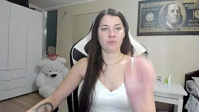 EmiLovsi online show from 9, 10, 2025