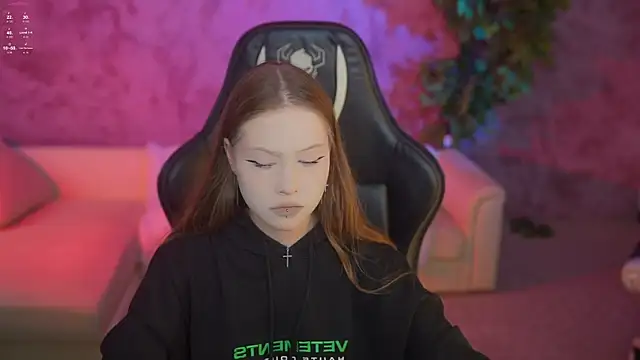 Esmie Smile online show from 13, 9, 2025