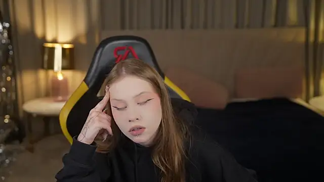 Esmie Smile online show from 19, 9, 2025