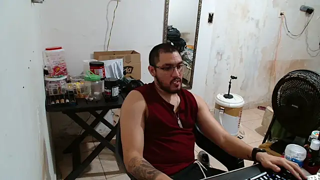 Snapshot of Leonino231 chatting on 12, 10, 2025 Leonino231 online show from 12, 10, 2025