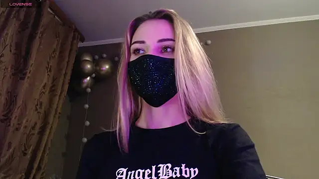 Snapshot of Iris_lave chatting on 16, 11, 2025 Iris lave online show from 16, 11, 2025