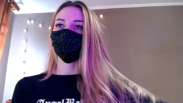 Snapshot of Iris_lave chatting on 4, 12, 2025 Iris lave online show from 4, 12, 2025