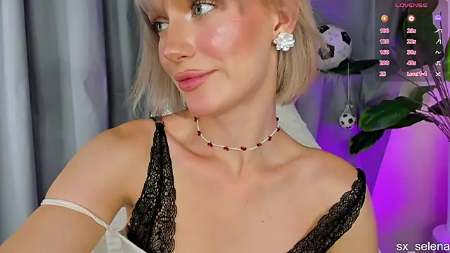 Snapshot of Ice_Strawberry chatting on 7, 7, 2026 Ice Strawberry online show from 7, 7, 2026