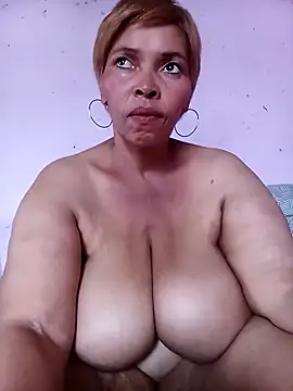 Snapshot of yummyhottie-clit chatting on 9, 10, 2025 yummyhottie-clit online show from 9, 10, 2025