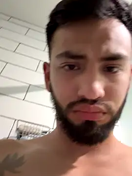 Snapshot of Yinigi chatting on 3, 10, 2025 Yinigi online show from 3, 10, 2025