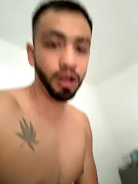 Snapshot of Yinigi chatting on 7, 10, 2025 Yinigi online show from 7, 10, 2025