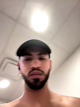 Snapshot of Yinigi chatting on 9, 10, 2025 Yinigi online show from 9, 10, 2025