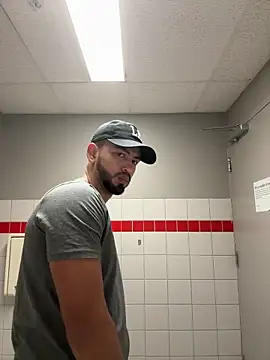 Snapshot of Yinigi chatting on 14, 10, 2025 Yinigi online show from 14, 10, 2025