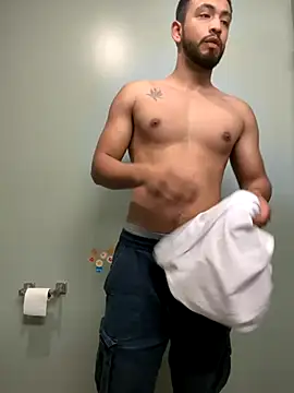 Snapshot of Yinigi chatting on 29, 10, 2025 Yinigi online show from 29, 10, 2025