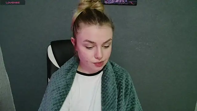 AngelicaHollywood online show from 4, 11, 2025