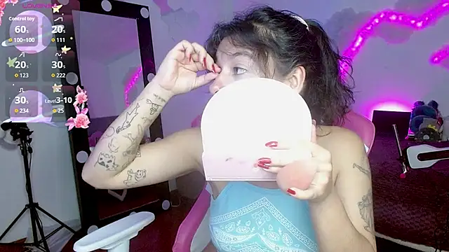 larah uwu online show from 6, 10, 2025