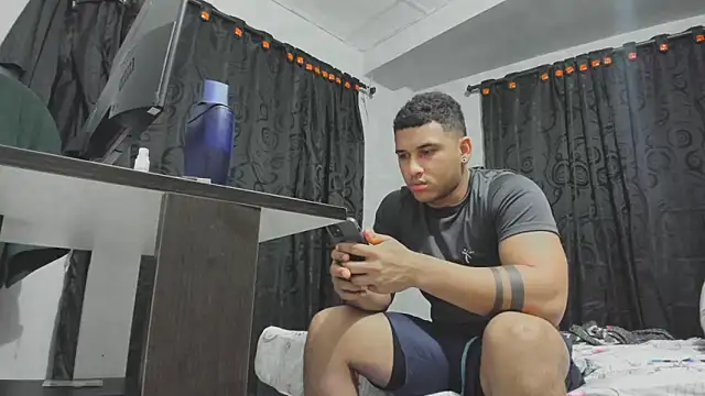 Snapshot of evan_hardy chatting on 9, 9, 2025 evan hardy online show from 9, 9, 2025