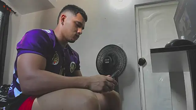 Snapshot of evan_hardy chatting on 12, 9, 2025 evan hardy online show from 12, 9, 2025